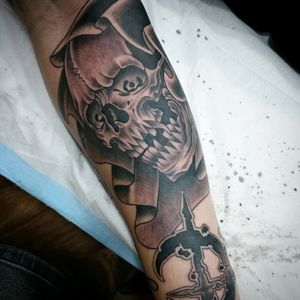 Some black and grey on Leon's forearm.