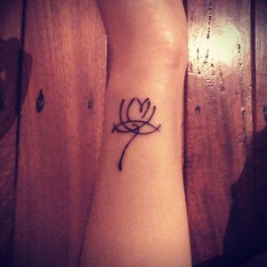 #lotusflower #tulip #minimalist #lotus #tribaltattoo #wristattoo  #wrist