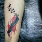 Pena e passaros. #dginktattoo #dgink #tattoo #tattooed #tattooers #tattooartist #inked #ink #feather #aquarelatattoo #watercolor #watercolortattoo