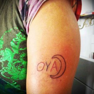 Oya+Luna #blackabdgrey #tatto #mum #luna #letras #Namestattoo #nombre #Black #red #blue #arm_tattoo #firsrtattoo #smalltatto