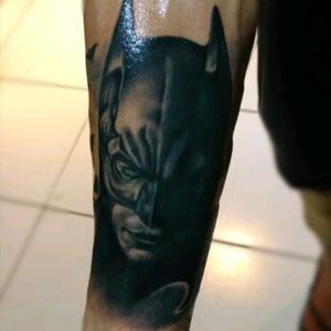 Portrait preto e branco!!... #batman #tattoo #brazilianartist #guaruja #sp #classicinktattoo #wesleysantos #portrait #blackandwhite #tattoo_worldwide_online #tattoo2016 #tattoo4life #tattoo