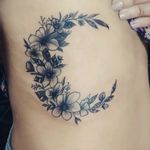 Lua de flores🌜🌸 Amei fazer! #tatuadora #tattooflor #tattoofemale #tattoo_artwork #tattoomoon #delicateflower #lovetattoo
