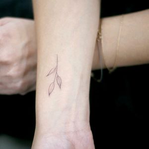 By #tattooistdoy  #leaf #leaves #minimalist #linework #simple