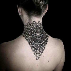 Look at this awesome geometric tattoo! By brazilian artist @cacomenegaz #geometric #geometrica #pontilhismo #dotwork
