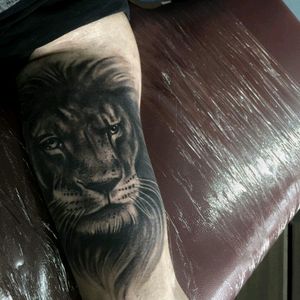 By: Sebastian Rodriguez From Bogota colombia#lion #blakwork #lion_tattoo #realismanimaltattoo
