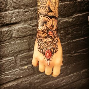 Got this done a while back.. Another addition to my sleeve, all done by @militiny  #WeLove #handtattoo #painfullpleasure #lovefortattoos #moth