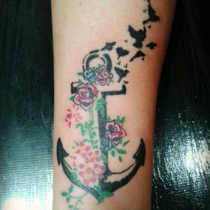 Âncora com pássaros. .#TanTattooist #TanSaluceste #Tattoo #Tatuagem #Tattoosp #Tattoodo #rose #rosetattoo #ancora #anchor #birds