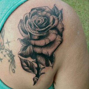 Rose. By Renan Slim #blackngrey #oldschool #botanical #flower #rosetattoo #traditional #tattoo #tattooist #tattooer #tattooartist #ink #inked