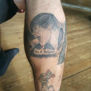 My tattoo artist's leg Crazy dude 😂