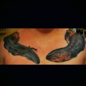 #tattoo #eel #neck #bodyart #color #colour #serpent #artTattoo of an eel wrapped around someone's neck by an unknown artist. ☺