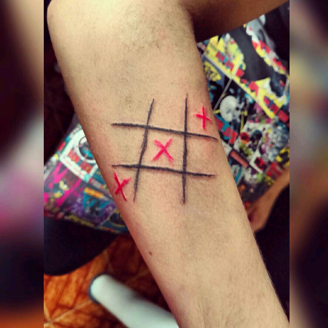 Tattoo uploaded by Ricardo Keller • Jogo da velha rabiscado. Mais uma de  hoje. Mais uma da Bárbara. Mina gente boa!!! Valeu pela confiança!!!!  💪👊🌷 #tattoo #tattoo2me #desenho #art #drawing #drawing2me #tatowierung #