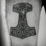 Mjolnir - Martelo de Thor. #mjolnir #thor #norse #norsemythology#tattoo2me #tattoo #tatowierung #t4ttoois #tatouage #tonoinsptattoos #tattoodo #tatuaje #tattoobrasil #inspirationtatto #tattooed #tattooart #tattooartist #tattooflash #tattooist #inked #inkedup #tatts #inkedlife #inkedlifestyle #inkaddict #instagood