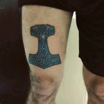 Mjolnir. Sua proporção na perna. #mjolnir #thor #norse #norsemythology#tatto2me #tattoo #tatowierung #t4ttoois #tatouage #tonoinsptattoos #tattoodo #tatuaje #tattoobrasil #inspirationtatto #tattooed #tattooart #tattooartist #tattooflash #tattooist #inked #inkedup #tatts #inkedlife #inkedlifestyle #inkaddict #instagood