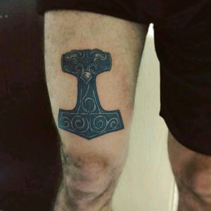 Mjolnir. Sua proporção na perna.#mjolnir #thor #norse #norsemythology#tatto2me #tattoo #tatowierung #t4ttoois #tatouage #tonoinsptattoos #tattoodo #tatuaje #tattoobrasil #inspirationtatto #tattooed #tattooart #tattooartist #tattooflash #tattooist #inked #inkedup #tatts #inkedlife #inkedlifestyle #inkaddict #instagood