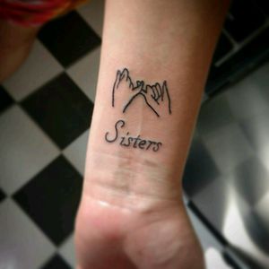 Referência da internet feita na minha amiga do ❤. #sisters #irmãs# #hand #mãos #minimalista #minimalist #tatto2me #tattoo #tatowierung #t4ttoois #tatouage #tonoinsptattoos #tattoodo #tatuaje #tattoobrasil #inspirationtatto #tattooed #tattooart #tattooartist #tattooflash #tattooist #inked #inkedup #tatts #inkedlife #inkedlifestyle #inkaddict #instagood