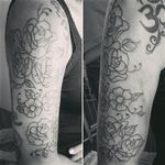 Fotinho da primeira fase das flores da Débora. Valeu pela confiança sua maluca!😍 #rose #rosa #flower #flores #halfsleeve #tatto2me #tattoo #tatowierung #t4ttoois #tatouage #tonoinsptattoos #tattoodo #tatuaje #tattoobrasil #inspirationtatto #tattooed #tattooart #tattooartist #tattooflash #tattooist #inked #inkedup #tatts #inkedlife #inkedlifestyle #inkaddict #instagood
