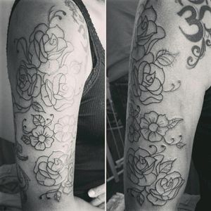 Fotinho da primeira fase das flores da Débora. Valeu pela confiança sua maluca!😍#rose #rosa #flower #flores #halfsleeve #tatto2me #tattoo #tatowierung #t4ttoois #tatouage #tonoinsptattoos #tattoodo #tatuaje #tattoobrasil #inspirationtatto #tattooed #tattooart #tattooartist #tattooflash #tattooist #inked #inkedup #tatts #inkedlife #inkedlifestyle #inkaddict #instagood