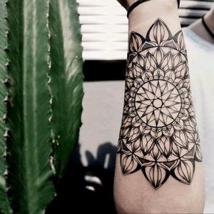 Amazing tattoo by brazilian artist @Raphaellopes ! #fineline #mandala #geometric #geometria