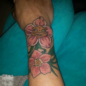 Top flower with face is my new addition to my existing flowers..I think I'll call her Dorothy 😍😍#welove #skinfxtattoo  #ionlywantedlegsleevesyearight #girlswithink #iloveallmyink #getaloadofmewhenimold