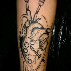 Valeu @fernsbastet Primeira sessão do meu coração de artista.  Agradeço a honra!!! #heart #coração #artist #artista #tatouage #tonoinsptattoos #tattoodo #tatuaje #tattoobrasil #inspirationtatto #tattooed #tattooart #tattooartist #tattooflash #tattooist #inked #inkedup #tatts #inkedlife #inkedlifestyle #inkaddict #instagood #mestresdatattoo #tattoo2me