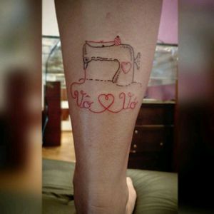 Homenagem aos avós. Imagem adaptada de uma ref da internet. Valeu pela confiança Letícia!!! ✌✌💪#Sewingmachine #maquinadecostura #avôs #avós #grandparents #tattoo2me #tatouage #tonoinsptattoos #tattoodo #tatuaje #tattoobrasil #inspirationtatto #tattooed #tattooart #tattooartist #tattooflash #tattooist #inked #inkedup #tatts #inkedlife #inkedlifestyle #inkaddict #instagood #mestresdatattoo #tatuadoresbrasileiros #inkjunkeyz #finelinetattoo