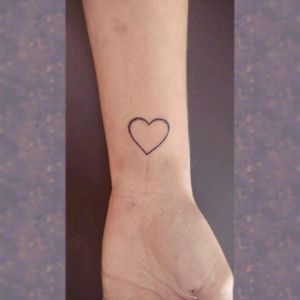 Mais uma da Letícia! 🙃 #heart #coração #finelinetattoo #tattoo2me #tatouage #tonoinsptattoos #tattoodo #tatuaje #tattoobrasil #inspirationtatto #tattooed #tattooart #tattooartist #tattooflash #tattooist #inked #inkedup #tatts #inkedlife #inkedlifestyle #inkaddict #instagood #mestresdatattoo #tatuadoresbrasileiros #inkjunkeyz