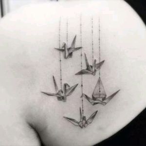 #tattoo #design #tattoodesign #paper #bird #birds #strings #puppet #family #black #blackink #origami #five Origami birds on strings like puppets, awesome tattoo by an unknown artist. ☺
