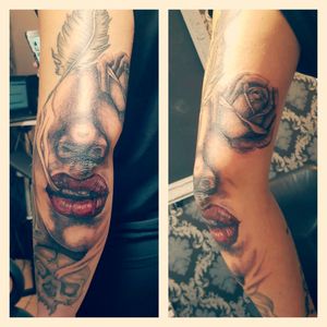 Fill in to her Sleeve...nose, lips & rose #tattoo #ink #arm #tat #farbspektakel #studio #ayaygee #black #gray #red #lips #smoke #nose #ellebogen #ellbow #rose