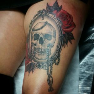 Skull and roses #skull #skulltattoo #rose #rosetattoo #girlswithtattoos #frame #blackandgreytattoos #blackandgreytattoo #ladytattooist #JenMoore