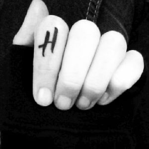 Initial letter of my dad's name. #handtattoo #hand #finger #fingertattoo #h