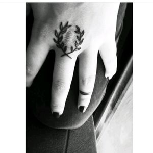 Laureles #tattoofingers  #fingers ✌️