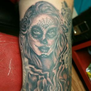 Day of the dead tattoo that i had fun doing, thanks for looking! #JOEYV #INKfested #INKfestedtattoostudio #blackandgreytatoo #dayofthedead #dayofthedeadtattoos #fusioninks #stencilstuff #armorgel