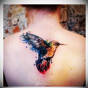 Beautiful watercolor hummingbird by Karolina Kubikowska.#watercolor #animal #bird #backtattoo