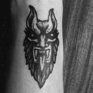 #danielrepelente #tattoo #firsttattoo #tattoo_artist #selfcanvas #selftattoo #black #carranca #dracula #monster #werewolf #head