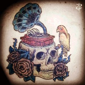 #danielrepelente #tattooartist #tattoo #skull #agapornes #bird #rose #vitrola #vinil #vinyl #vintage #caveira