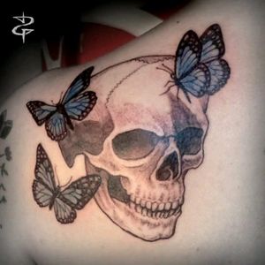 #danielrepelente #tattoo #tattooartist #skull #butterfies #butterfly #caveira #cranio #borboletas #borboleta