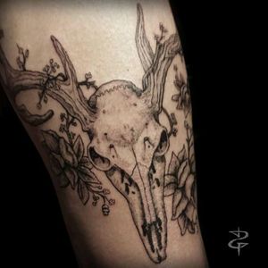 #danielrepelente #tattoo #tattooartist #deer #deerskull #flores #flowers #cervo #cranio #black