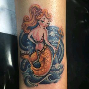 Bom dia gente bonita!!! #tattoo realizada ontem aqui no #rafaferraritattoostudio !!! Para variar um pouco... Uma arte delicada e feminina!  Obrigada pela preferência Daniele foi um prazer fazer esse trabalho ! Até a próxima!! #tatuagemcolorida #sereia #tatuagemsereia #tattoocolors #colors #mermaid #mermaidtattoo #tatuagemfeminina #tattooedgrils #tattoo2me #eletricink #support_art_tattoing #tattoo_art_worldwide #moinhosdevento #24deoutubro #galeriaflorencioygartua #portoalegre #tattoors #tatuadorespoa . Boa terça a todos . Namastê