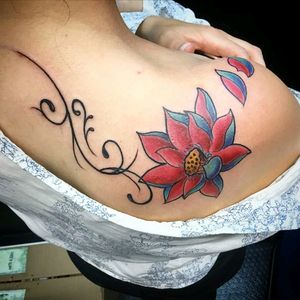Bom dia gente bonita !!! #tatuagem #freehand realizada aqui no #rafaferraritattoostudio #tatuagemcolorida #tatuagemlotus  #lotus #lotustattoo #tattoo  #tattoocolors  #colors  #arabesco  #tatuagemarabesco #tintaseletricink #tatuagemfeminina #femaletattoo #moinhosdevento #24deoutubro #galeriaflorencioygartua #tatuadoresrs #tatuadorespoa @support_art_tattoing @tattooistartmagazine @tattoolifemagazine #tatuadoresrs #tatuadorespoa.  Uma boa quinta a todos . Namastê