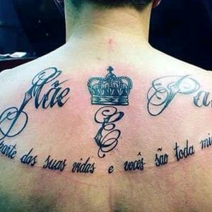 Boa tarde gente bonita !!! #tatuagem realizada aqui no #rafaferraritattoostudio  uma homenagem feita pelo brother @alexschirask  para seus pais !!!! #tattoolettering #tattooornamental  #tattooblackandgrey  #tatuagemsombreada #tatuagemescrita #tatuagemcoroa  #coroa #moinhosdevento #24deoutubro #galeriaflorencioygartua #tatuadoresrs #tatuadorespoa @support_art_tattoing @tattooistartmagazine @tattoolifemagazine #tintaseletricink @tattooedboys. Uma boa quinta a todos . Namastê