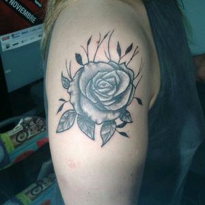 Diseño y tattoo de hoy realozado en The Tattoo Garage a caro, .. #tattoodo #tattoo #rose #rosetattoo #tattooworker #tattooes #lifetattoo #eternalink #tatuaje #arte #rosedesign #tattoorose #tattoolifestyle  #picoftheday #bestpic #tattoozone #tattooing #tattoolove #girlstattooed #bestofday #workout #arte #blackandgreytattoo #tattoo #electric #electricink #flowertattoo #tattoos #ink #getinked By #RockArtRoll