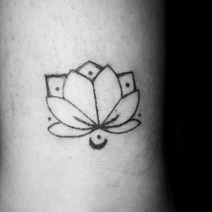 My 9th tattoo but first by myself with tattoo machine.#lotus #smalltattoo #Line