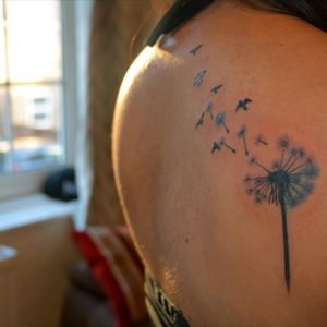 BYN7 TATTOOS UK Diente de leon #tattoos #ink #london #art #londontattoos #londonart #bodyart #skin #ecuadorian #followme #Cheyenne #tattoomachine #tattooist #colours
