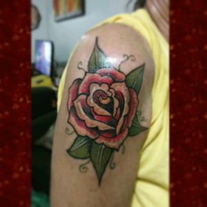 Uma rosa pra mamãe 😍Te amo! #rosetattoo #oldschool #rosa #tattoo2me #tatouage #tonoinsptattoos #tattoodo #tatuaje #tattoobrasil #inspirationtatto #tattooed #tattooart #tattooartist #tattooflash #tattooist #inked #inkedup #tatts #inkedlife #inkedlifestyle #inkaddict #instagood #mestresdatattoo #tatuadoresbrasileiros