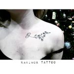 instagram: @karincatattoo #collarbonetattoo #botanical #tattoo #flowertattoo #collarbone #tattooedgirl #tattooedwoman #smalltattoo #minimaltattoo #thin
