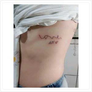 De ontem, delicadinha e finíssima, não é minha especialidade....mas estou gostando de miniaturas ultimamente, rsrsrs obrigada pela confiança Jéssica 🙏 #mini #tattoodelicada #love  #homenagem #amor  #delicada #finelinetattoo  #fineline #tattoo2me #followme #robertanogueira #robertamarela  #ink #skin #inspiredtattoo #instalike #minimalista #fine  #lovetattoo #tatouage #tatuaje #tatuadoresbrasileiros #tattoogirl