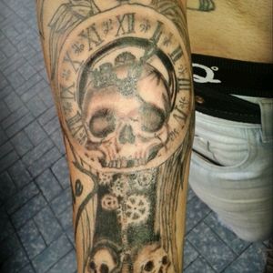 #TanTattooist #TanSaluceste #Tattoo #Tatuagem #Tattoosp #Tattoodo #Skull #clock