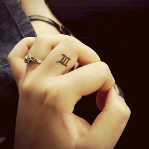 My first tattoo!Little test for me and my best friend, a future tattoo artist: Victimofink (I-G)(She is searching for a tattoo artist to teach her btw)#apprentice #number #romannumbers #finger #hand #tiny #discret