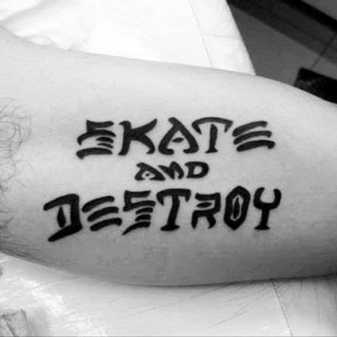 Skate and destroy тату. Татуировки opium. Тату скейт. Татуировка скейтер. Скейт тату эскиз.