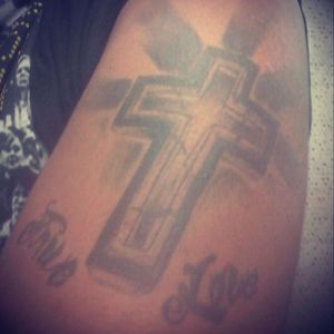 Uma cruz com sombreado e uma escrita " True Love ".